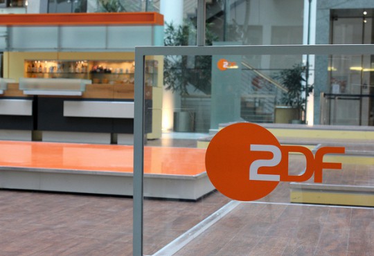 "ZDF Studio" von Isabell Schulz, lizensiert unter Creative Commons Attribution-ShareAlike 2.0 Generic (CC BY-SA 2.0). Via flickr.com: https://www.flickr.com/photos/isapisa/7076137375