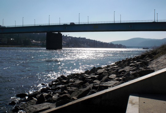 "Koblenz-Pfaffendorfer Brücke" von onnola, via flickr.com, lizensiert unter CC BY-SA 2.0
