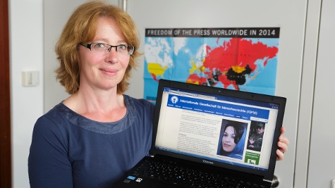 Tabea Rößner mit einem Bild der iranischen Bloggerin Fereshteh Shirazi © DBT/photothek