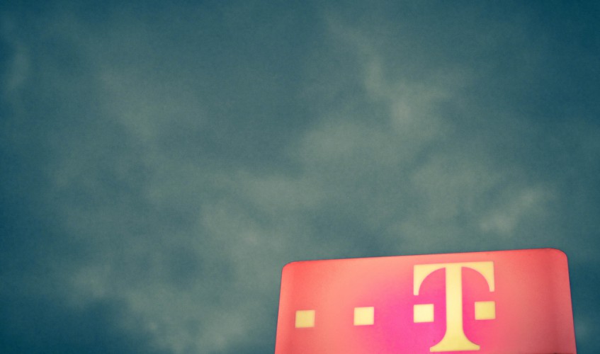 "Telekom" by Mark Jensen, via https://www.flickr.com/photos/markcp, lizensiert unter CC Attribution-ShareAlike 2.0 Generic (CC BY-SA 2.0)