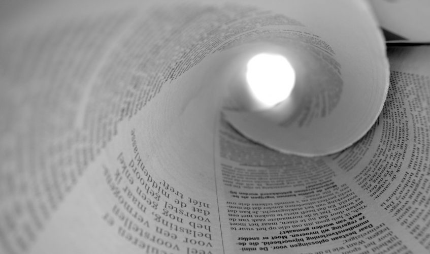 "Newspaper" by Silke Remmery, https://www.flickr.com/photos/silkeremmery/15840560238/. Lizensiert unter CC BY 2.0, https://creativecommons.org/licenses/by/2.0/