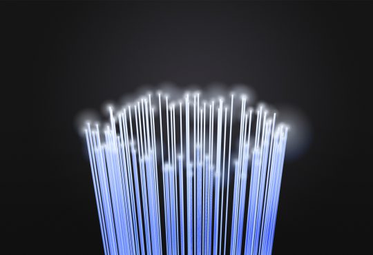 Bild: "Glasfaser Glass Fiber - Blau" von Christoph Scholz https://www.flickr.com/photos/140988606@N08/ via flickr.com, lizensiert unter CC BY-SA 2.0 https://creativecommons.org/licenses/by-sa/2.0/