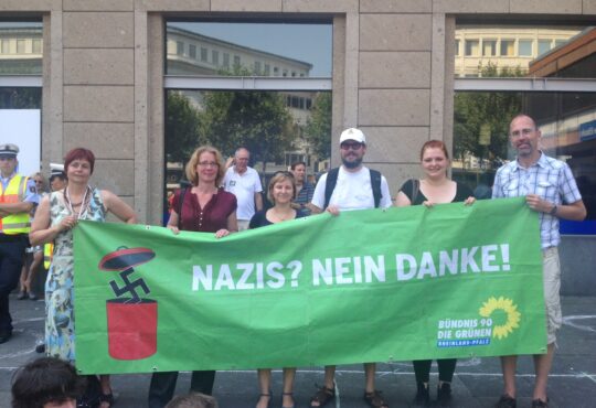 Gegen Rechts Zeichen setzen - MdB Rößner ruft zur Demo „Buntes Bingen“ auf Bild vorne vlnr: unbekannt, Tabea Rößner, Krtin Eder, unbekannt, Pia Schellhammer, Brian Huck Copyright Tabea Rößner