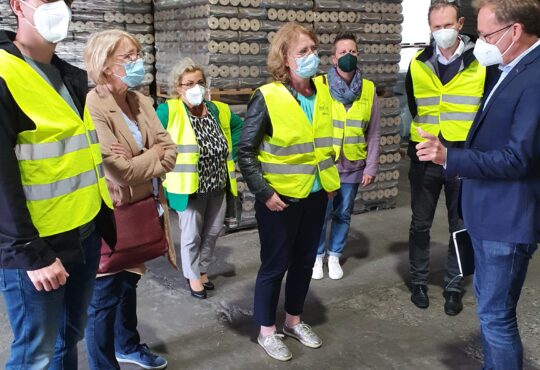 Nachhaltig leben in Rheinland-Pfalz - Grüne Bundestagsabgeordnete Tabea Rößner zu Besuch im Kreis Altenkirchen Bild: Mitte Tabea Rößner, rechts Markus Mann - Rest Mitglieder KV Altenkirchen Copyright Tabea Rößner