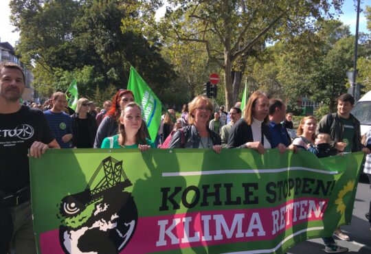 Dringend auf allen Ebenen handeln! Bild vlnr: Mitte Tabea Rößner, Katharina Binz, Fabian Ehmann - Rest unbekannt Copyright Tabea Rößner