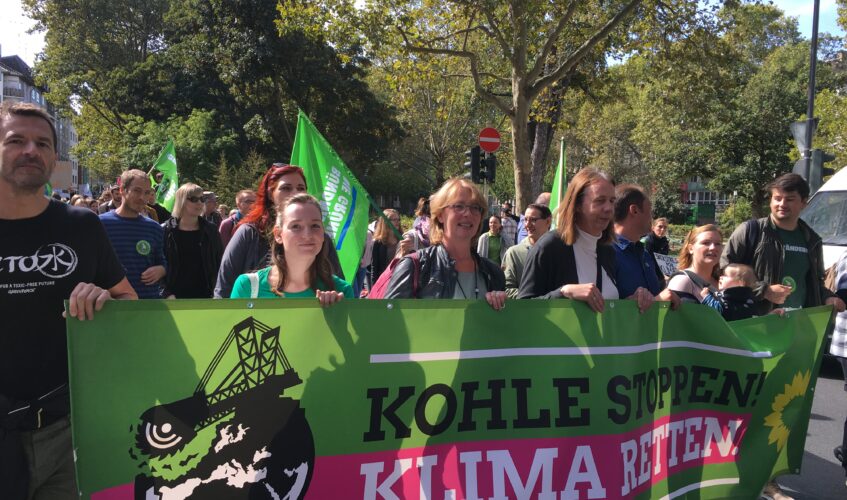 Dringend auf allen Ebenen handeln! Bild vlnr: Mitte Tabea Rößner, Katharina Binz, Fabian Ehmann - Rest unbekannt Copyright Tabea Rößner