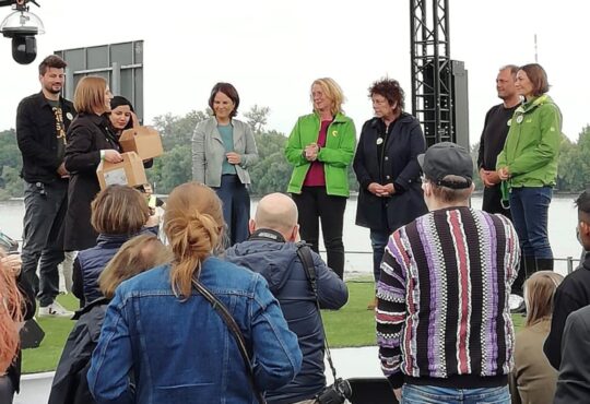 Tätigkeitsbericht 2021 Bild vlnr: Fabian Ehmann, Katharina Binz, Misbah Khan, Annalena Baerbock, Sylvia Köbler-Gross, Daniel Köbler, Anne Spiegel Copyright Tabea Rößner
