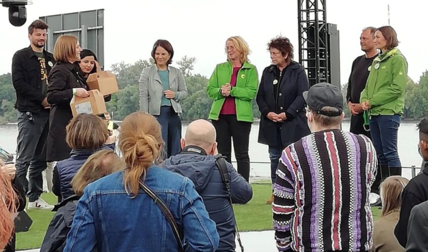 Tätigkeitsbericht 2021 Bild vlnr: Fabian Ehmann, Katharina Binz, Misbah Khan, Annalena Baerbock, Sylvia Köbler-Gross, Daniel Köbler, Anne Spiegel Copyright Tabea Rößner