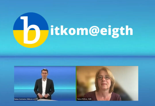 Bitkom@eight mit Tabea Rößner Bild vlnr: Fabian Zacharias, Tabea Rößner Copyright Bitkom e.V.
