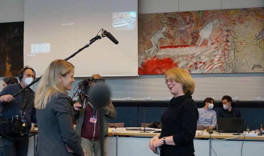 Facebook-Whistleblowerin Frances Haugen zu Gast beim Ausschuss für Digitales Bild vlnr: 3. vl Frances Haugen, 3 vr Tabea Rößner Copyright Tabea Rößner