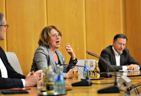 Rheinhessen gegen Rechts: Mehr Routine gegen Hass und Hetze Bild vlnr: Alexander Schweitzer, Tabea Rößner, Klaus Scherer ©Rheinhessen gegen Rechts