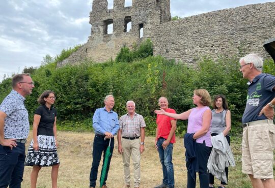 Sanierung der Burgruine Isenburg wird vom Bund mit 34 500 Euro gefördert! Bild: 3. vr. Tabea Rößner - Rest unbekannt Copyright Tabea Rößner