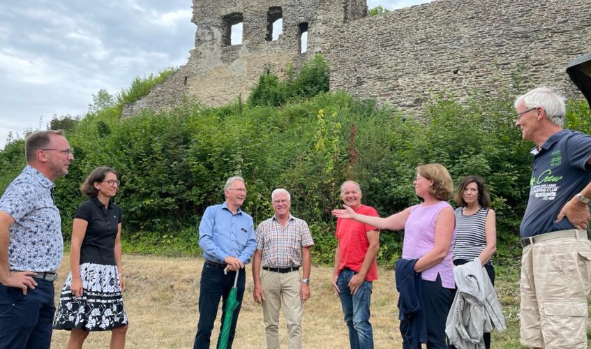 Sanierung der Burgruine Isenburg wird vom Bund mit 34 500 Euro gefördert! Bild: 3. vr. Tabea Rößner - Rest unbekannt Copyright Tabea Rößner