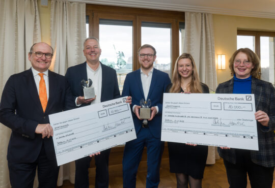 Verbraucherjournalistenpreis 2023 Bild vlnr: Daniel Güldner, Hannes Munzinger, Tabea Rößner Copyright Thomas Rafalzyk