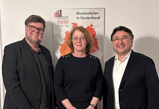 Gespräch mit den VdM-Bundesvorsitzenden zur Digitalisierungsstrategie des VdM und dem Fachkräftemangel an den öffentlichen Musikschulen Bild vlnr: Volker Gerland, Tabea Rößner, Friedrich-Koh Dolge Copyright VdM