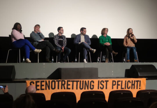 „Gegen den Strom“ – Filmvorführung und Diskussion zur Seenotrettung Bild v. l. n. r.: Rebecca Liebig, Bernd Drüke, Stefen Seyfert, Daniel Baldy, Tabea Rößner, Carina Schmidt