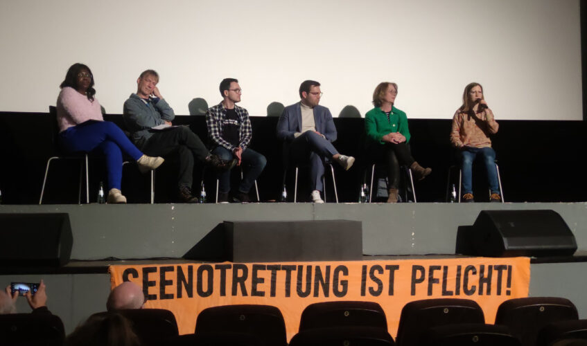 „Gegen den Strom“ – Filmvorführung und Diskussion zur Seenotrettung Bild v. l. n. r.: Rebecca Liebig, Bernd Drüke, Stefen Seyfert, Daniel Baldy, Tabea Rößner, Carina Schmidt