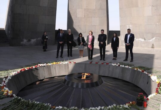 Eindrückliche Reise nach Armenien und Georgien Bild vlnr: 4. vl Gökay Akbulut, Tabea Rößner, Nico Tippelt, unbekannt, Falko Droßmann - Rest unbekannt Copyright Tabea Rößner