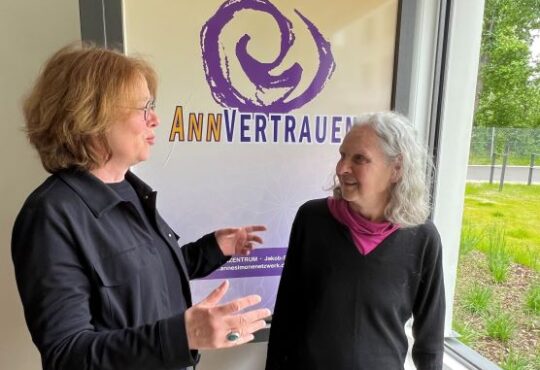 Zu Besuch bei „AnnVertrauen“ Bild vlnr: Tabea Rößner, Anne Simon Copyright Tabea Rößner
