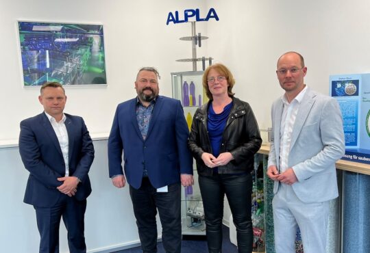 Nachhaltiges Plastik - geht das? Zu Besuch bei ALPLA in Mainz Bild vlnr: Holger Felix, Michael Kaestle, Tabea Rößner, Volker Glöckner Copyright Tabea Rößner