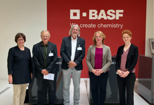 Zu Besuch bei BASF in Ludwigshafen Bild vlnr: unbekannt, Armin Grau, Bernhard Braun,Tabea Rößner, unbekannt Copyright Tabea Rößner