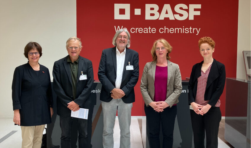 Zu Besuch bei BASF in Ludwigshafen Bild vlnr: unbekannt, Armin Grau, Bernhard Braun,Tabea Rößner, unbekannt Copyright Tabea Rößner