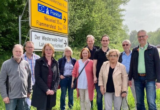 Besuch in Altenkirchen - 29.5.24 Bild vlnr: unbekannt, Torsten Saynisch, Tabea Rößner, Rest unbekannt (Schürdter Bürger:innen)