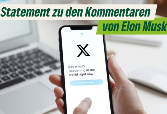Vor einem verschwommenen Laptop ist eine Smartphone zu sehen, auf dessen Bildschirm ist die X-App geöffnet. Erstellt mit CANVA am 24.09.2024