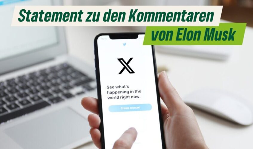Vor einem verschwommenen Laptop ist eine Smartphone zu sehen, auf dessen Bildschirm ist die X-App geöffnet. Erstellt mit CANVA am 24.09.2024