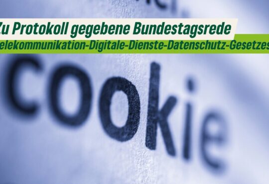 Auf einem Blatt Papier steht in Printbuchstaben das Wort Cookie. Erstellt mit Canva am 21.10.2024