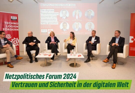 Aufnahme vom Netzpolitischen Forum 2024 v.l.n.r. Ben Brake vom BMDV, Markus Richter, CIO der Bundesregierung , Tabea Rößner, Moderatorin Alexa von Busse , Dr. Thorsten Schmiege, mit dem Präsident der Bayerischen Landeszentrale für neue Medien und Thoralf Schwanitz von Government Affairs & Public Policy Google Copyright Kasper Jensen