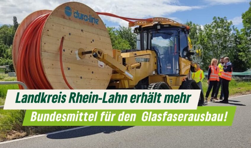 Tabea Rößner steht hinter einer Grabenfräsen mit Traktor, ein Großgerät zur schnellen Glasfaserverlegung Copyrght Tabea Rößner