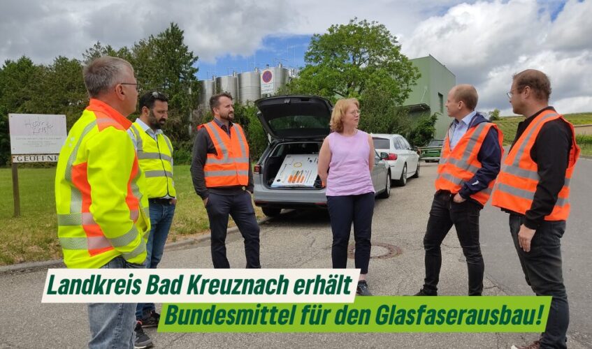 Tabea Rößner steht mit fünf Sachverständigen an einer Glasfaserbaustelle und erkundigt sich über das weitere Vorgehen. Copyright Tabea Rößner