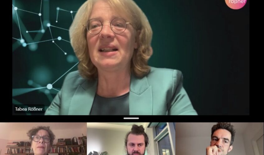 Strategien gegen Desinformation - Fachgespräch der Bundestagsfraktion Bild: oben: Tabea Rößner unten vlnr: Jeanette Hofmann, Tobias Bacherle, Felix Kartte Copyright Tabea Rößner