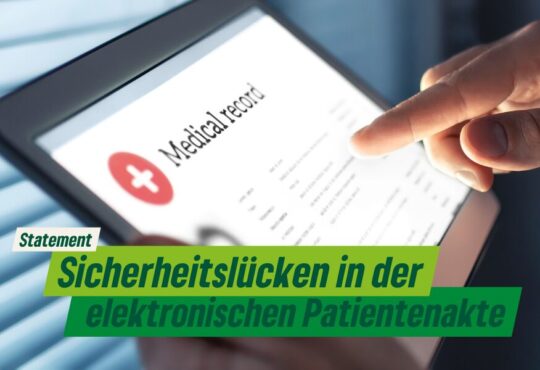 Zu sehen ist ein Tablet an dem jemand mit einer elektronischen Patientenakte arbeitet. Erstellt mit Canva am 10.1.25