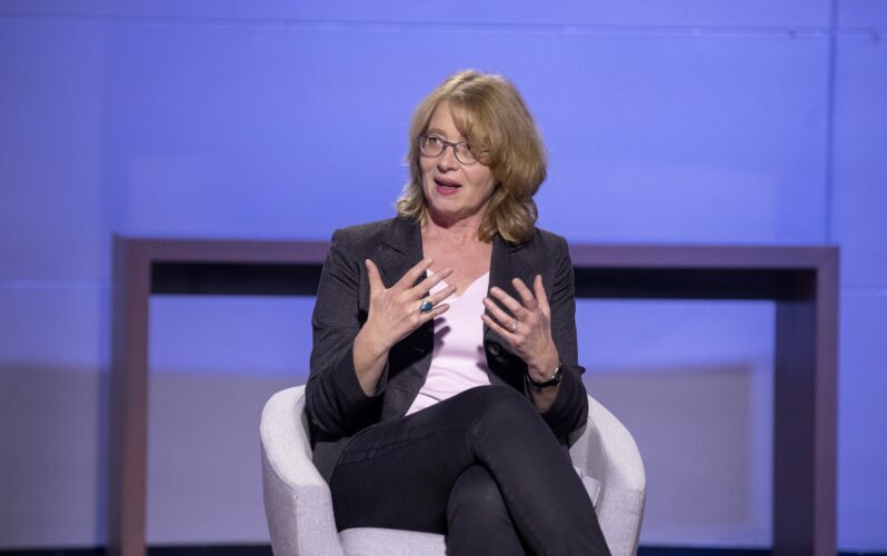 Tabea Rößner bei einer Podiumsdiskussion am deutschen Verbrauchertag 2020 des vzbv